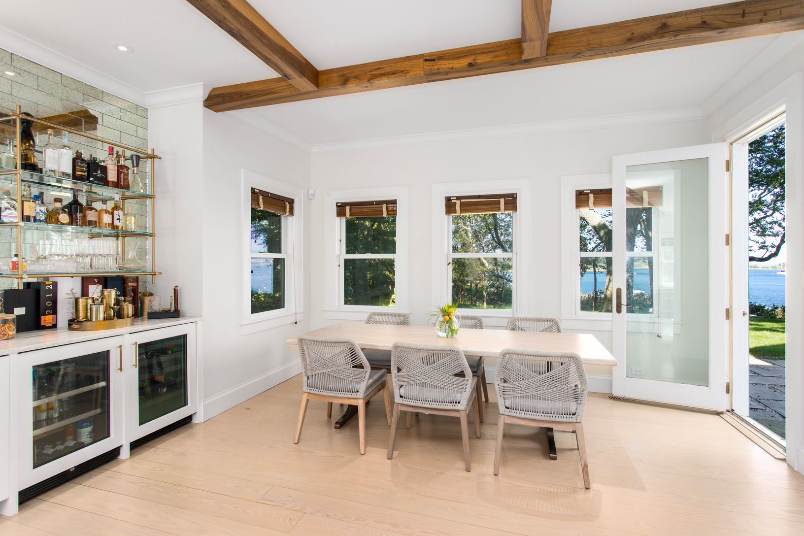  Equipped with a Wet Bar