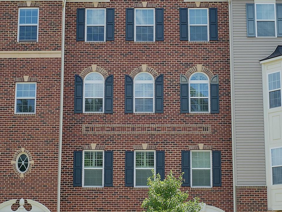 1st image of 370 Chessington Dr