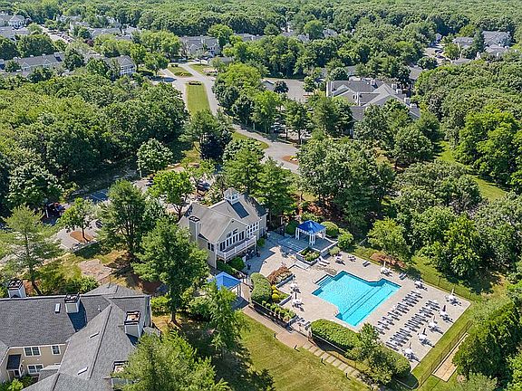 5th image of 89 Bradford Commons Ln