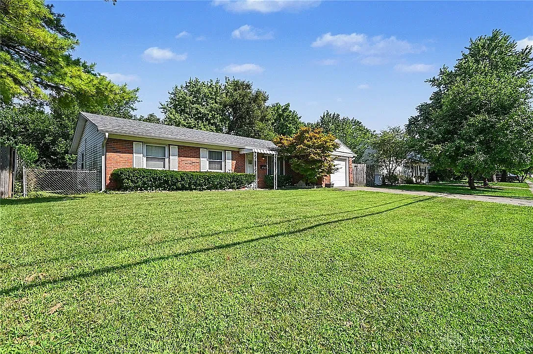 3 bed, 1.5 bath, 1056 sqft, $2,200 — Photo 2