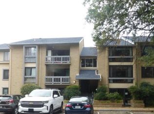 10220 Bushman Dr APT 8211, Oakton, VA 22124