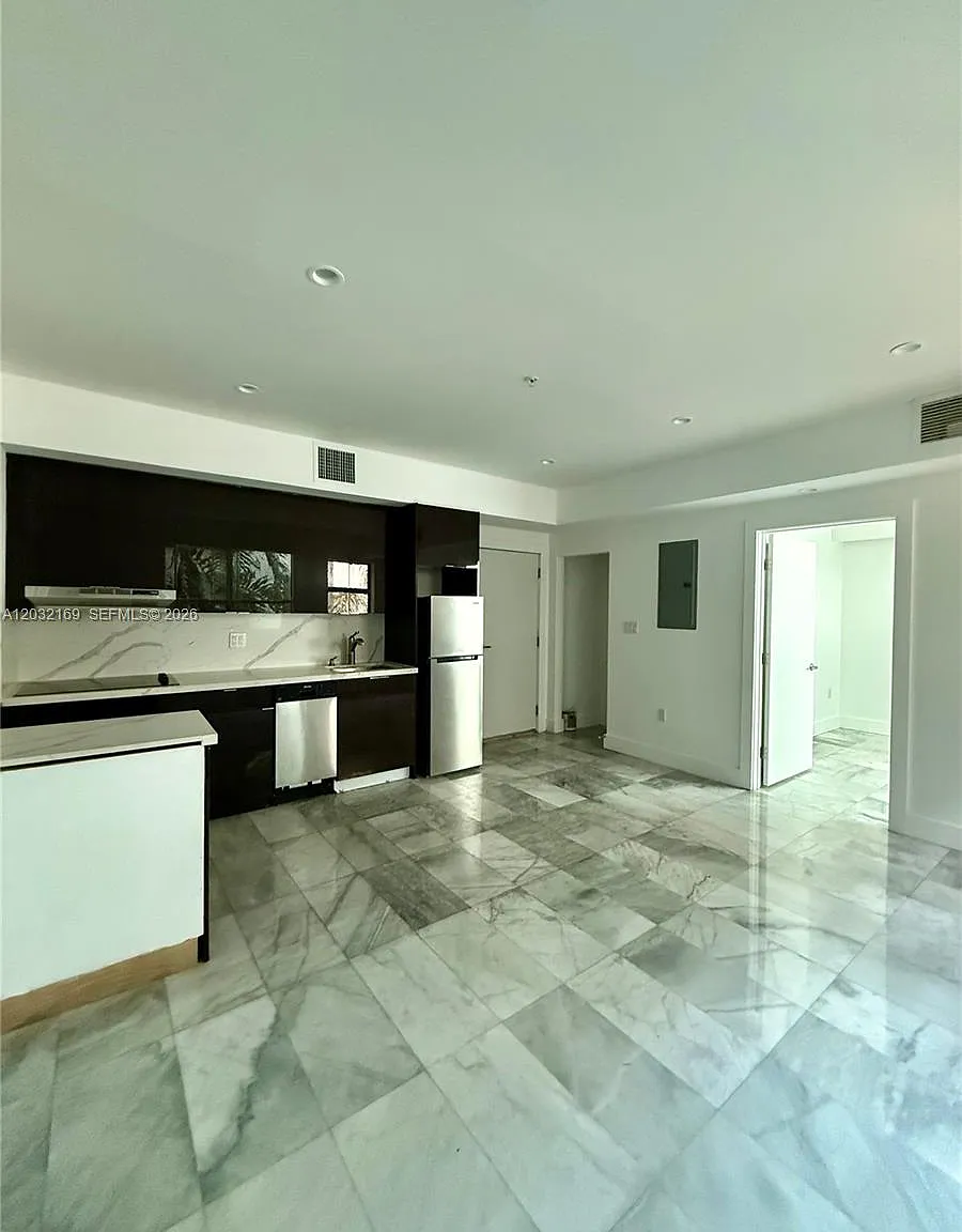 1560 Drexel Ave — Photo 1