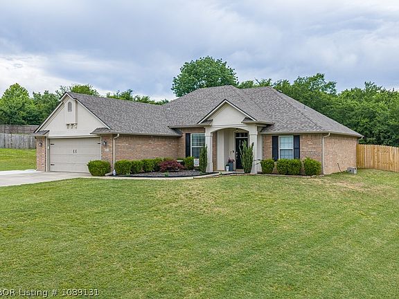 5th image of 821 Woodland Way