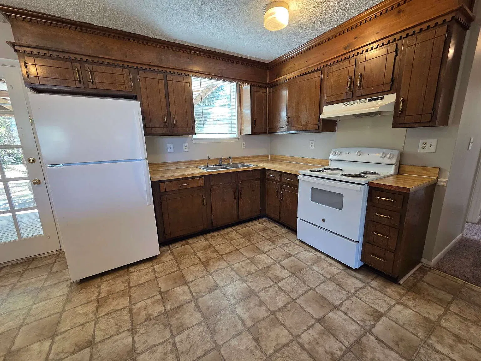 3 bed, 1.0 bath, 1049 sqft, $1,799 — Photo 3