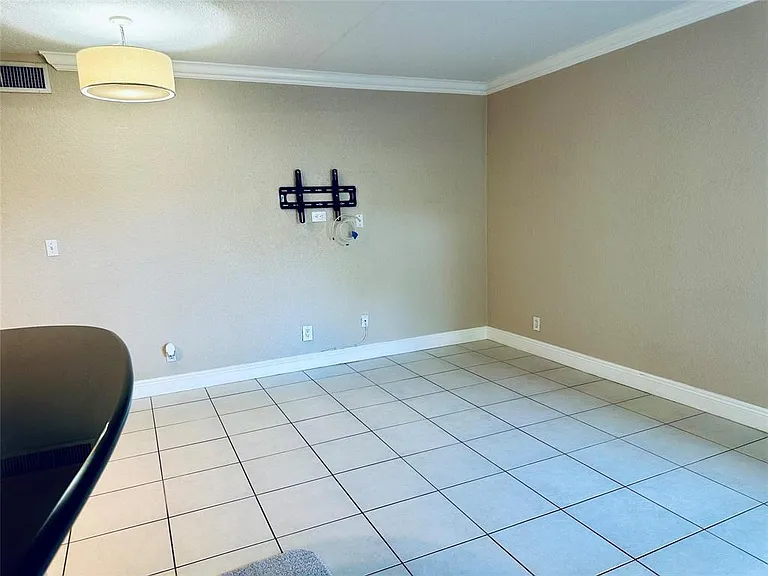 2190 SE 5th St #3-B — Photo 2