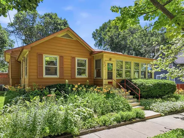 35 Woodland Ave, Elgin, IL 60123