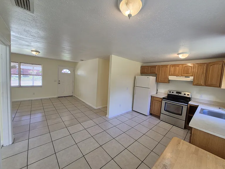 819 Cedar Dr — Photo 2