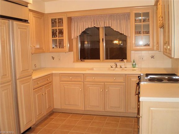3rd image of 880 Belwood Dr