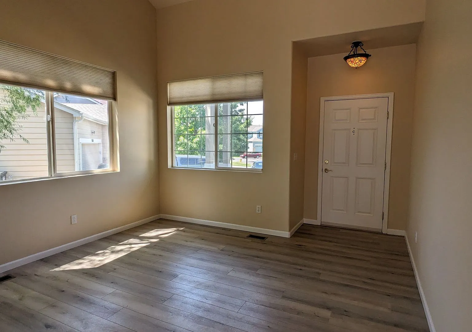 Bright 3-Bedroom Home on a Cul-de-Sac with Mountain Views — Photo 4