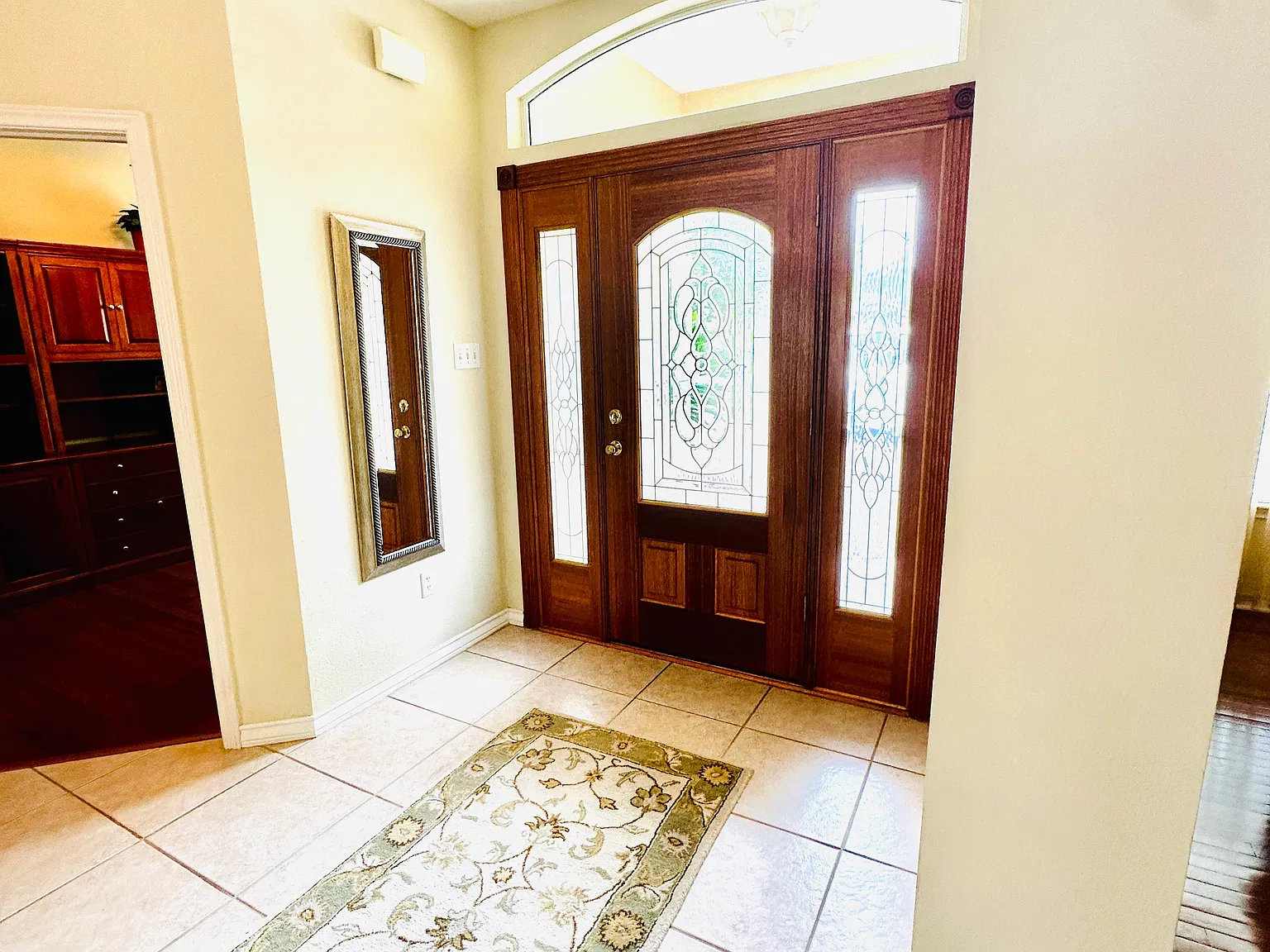 3 bed, 2564 sqft, $3,200 — Photo 3