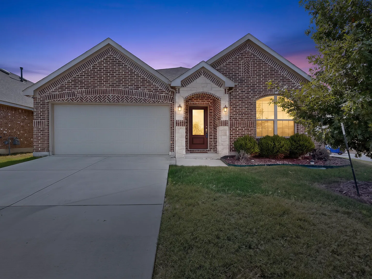4 bed, 2.5 bath, 2372 sqft, $2,495 — Photo 2