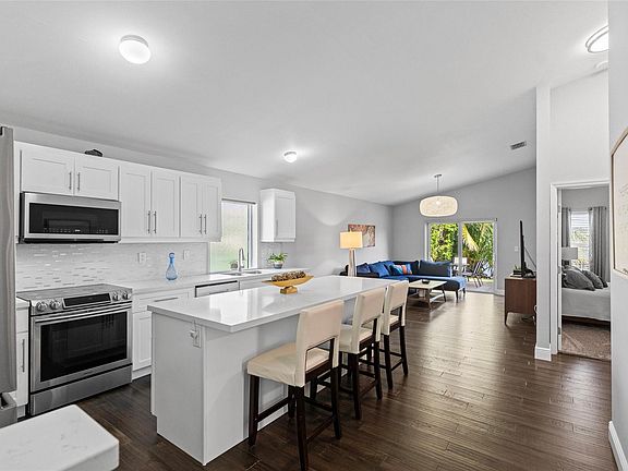 4th image of 438 SW 204th Avenue