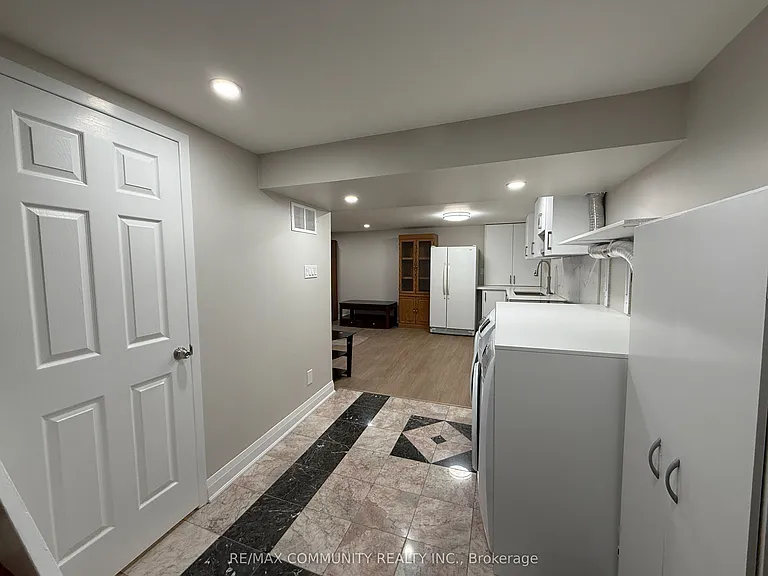 31 Friar Tuck Rd #LOWER — Photo 2