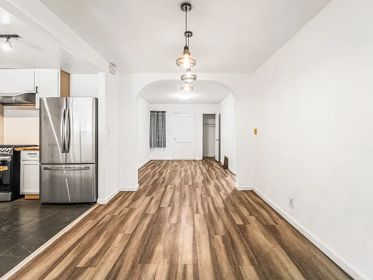 560 Russell St — Photo 10