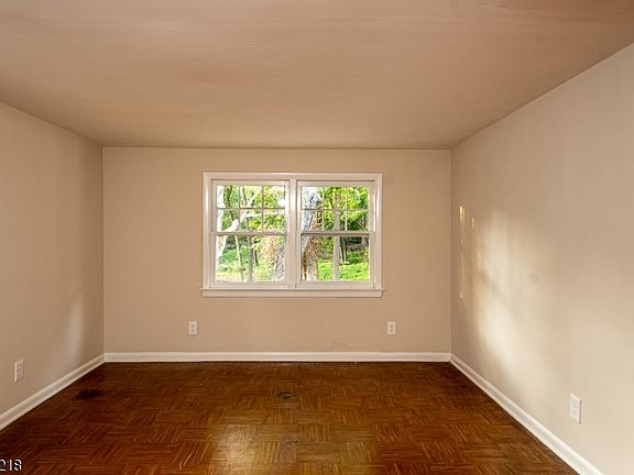 5th image of 431 Mountain Ave