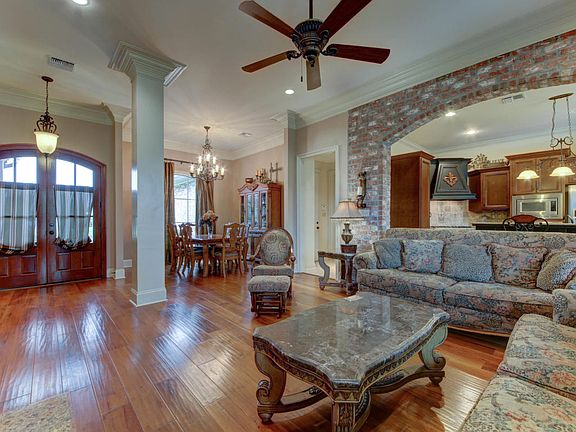 3rd image of 411 Bluebonnet Dr