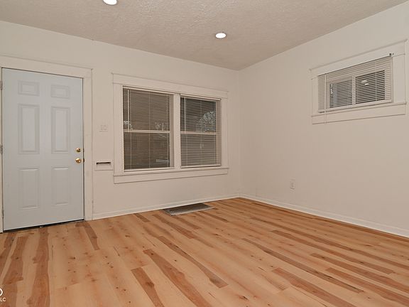 4th image of 822 N Bradley Ave