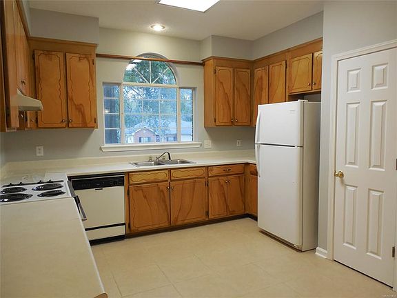 3rd image of 608 Antler Dr