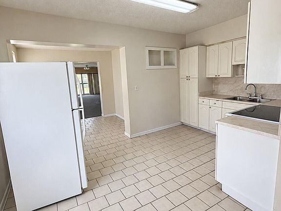 5th image of 915 RUTLAND Street