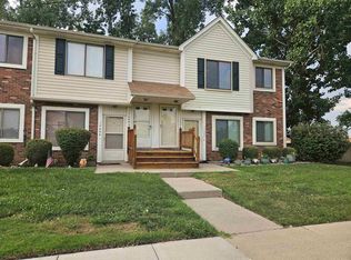 17459 Utica Oaks Ln, Roseville, MI 48066