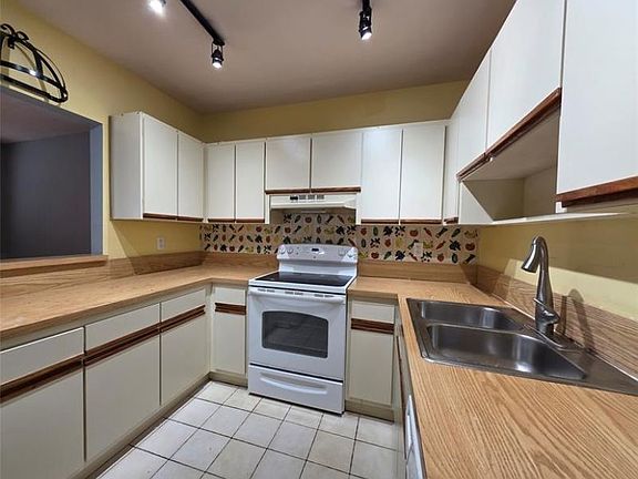 5th image of 817 SE 12th Ct APT 1