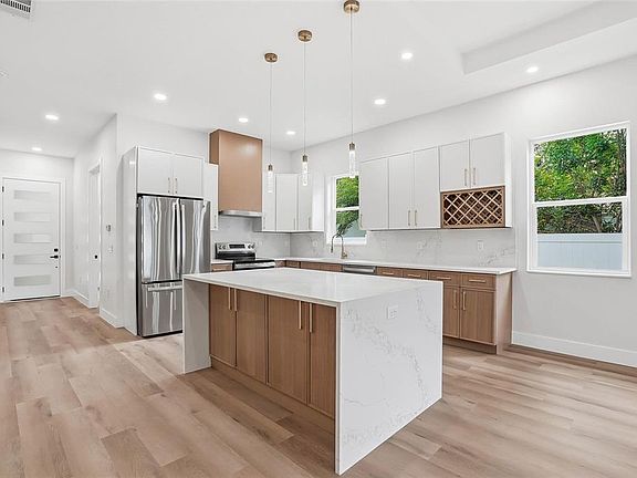 4th image of 1117 15th Ave NW