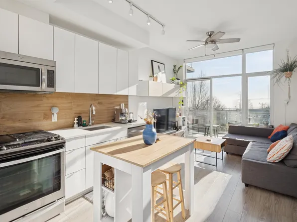 200 Nelsons Cres #208, New Westminster, BC V3L 0H4