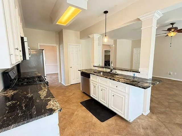 3 bed, 2.0 bath, 1831 sqft, $2,350 — Photo 3