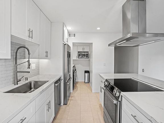 4th image of 3338 La Mesa Dr APT 2