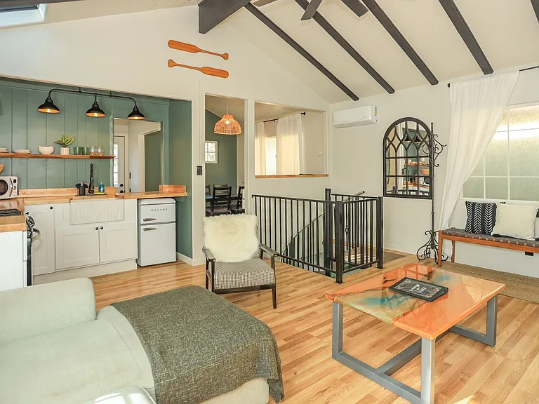 325 Hilltop Ln — Photo 6