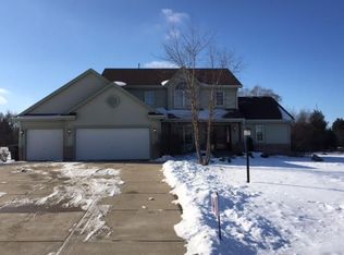 W308S8805 Woodland Dr, Mukwonago, WI 53149