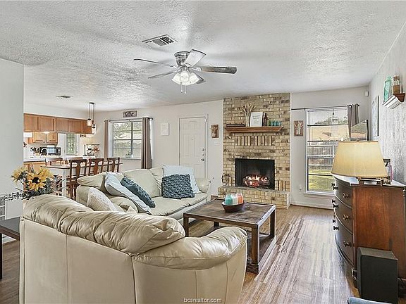 3rd image of 3005 Jennifer Dr