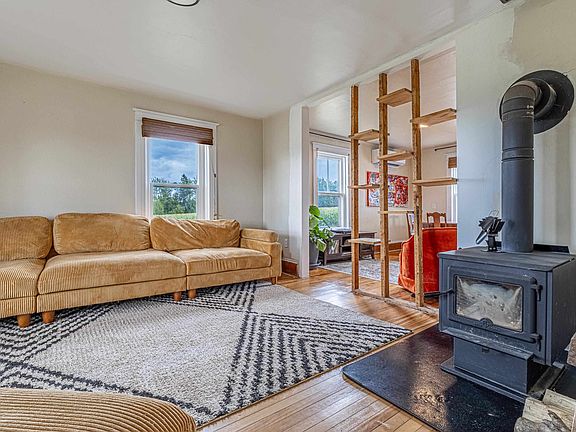 3rd image of 1466 Primrose Rd