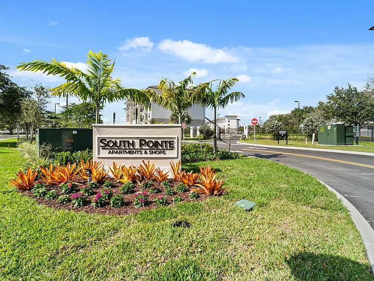 South Pointe Apartments — Photo 28