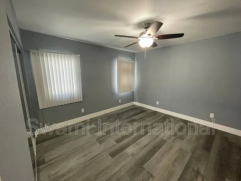 1031 W 102nd St #1 — Photo 6