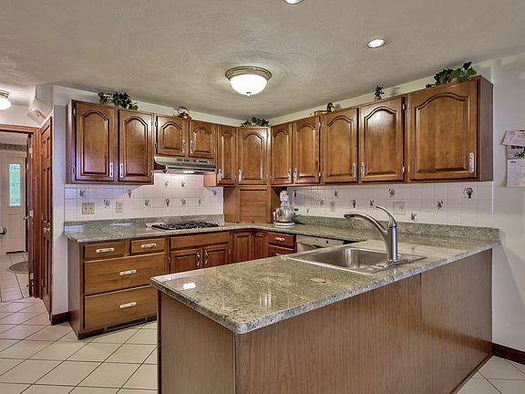 5th image of 115 Laconia Cir
