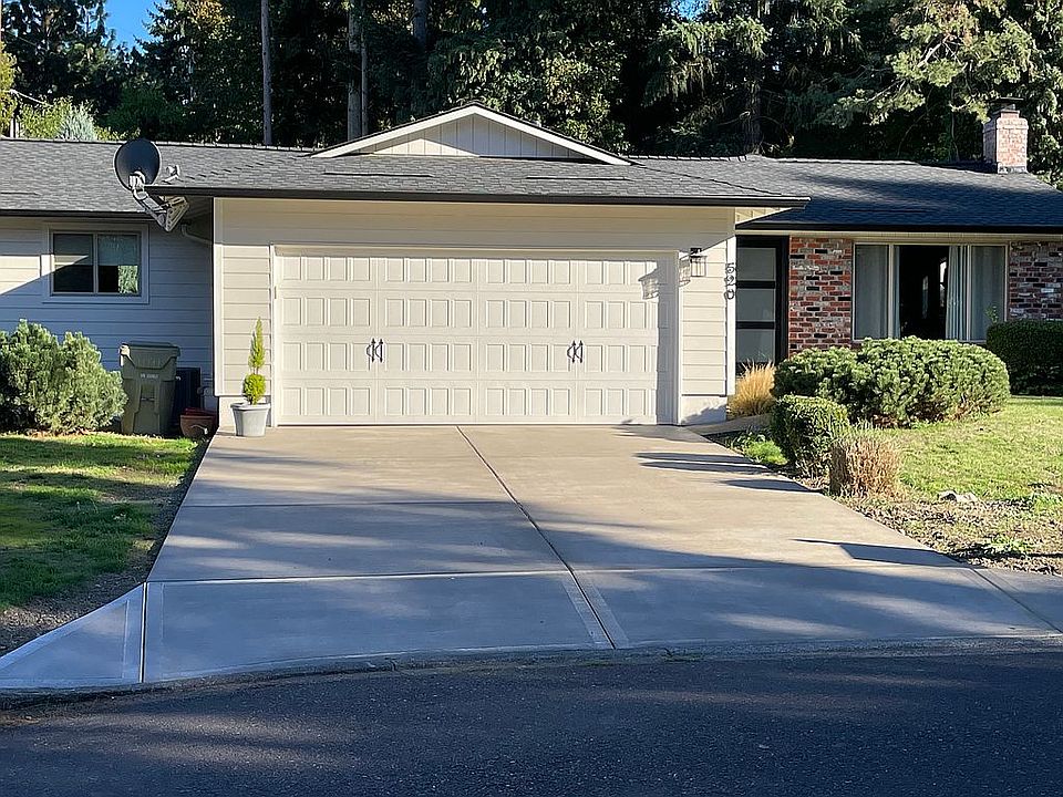 2nd image of 520 SW Spring Ln