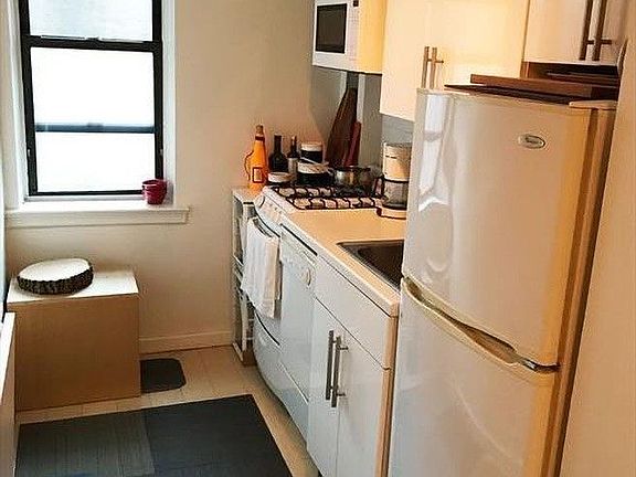 3rd image of 305 W 18th St APT 5E