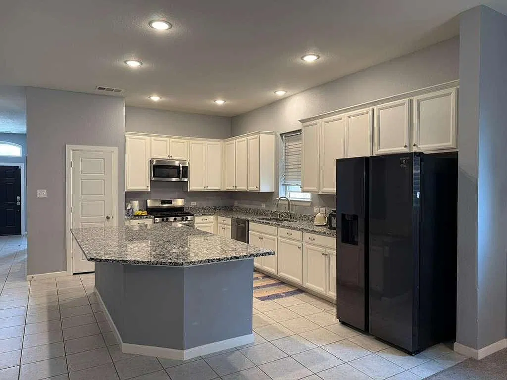 3 bed, 2.0 bath, 2249 sqft, $2,800 — Photo 2