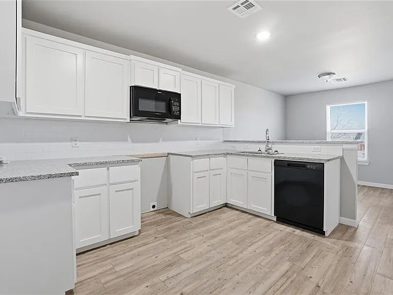207 W C Ave — Photo 6