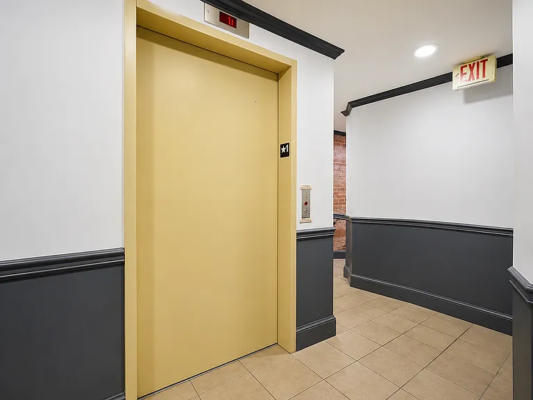 315 E 10th St #4R — Photo 7