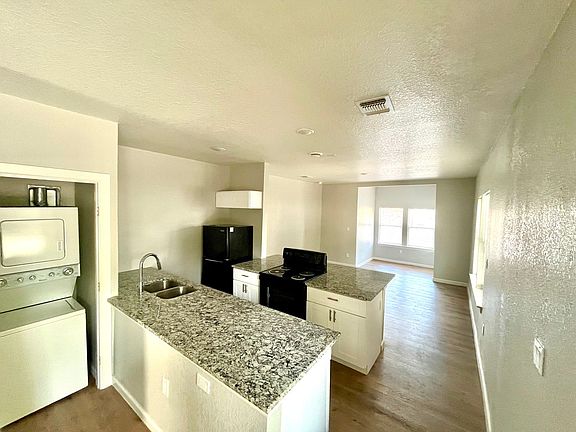 3rd image of 2422 W Commerce St #101