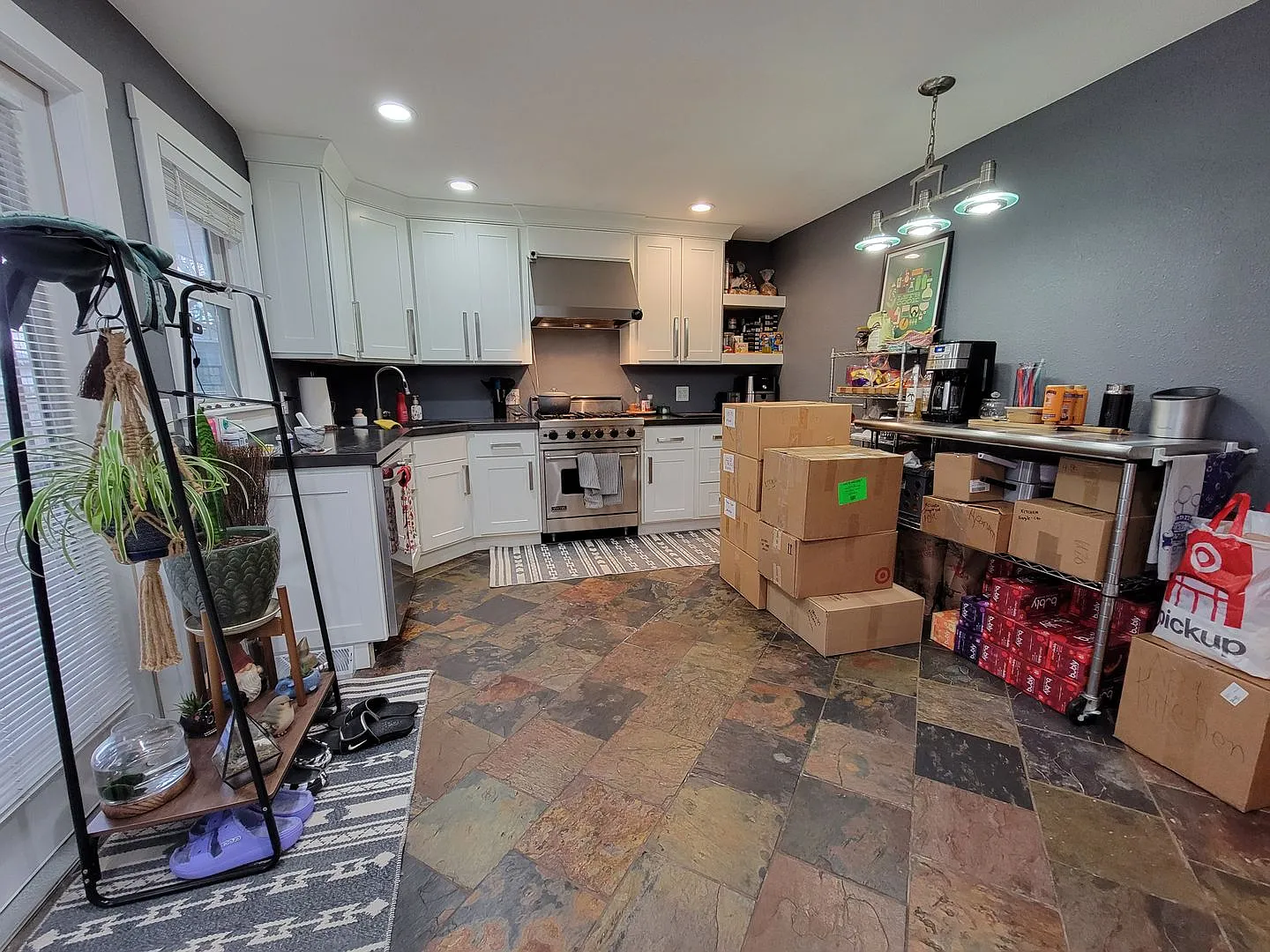 Charming 4 bedrom, 2 bathroom home with extensive high-end renovations — Photo 4