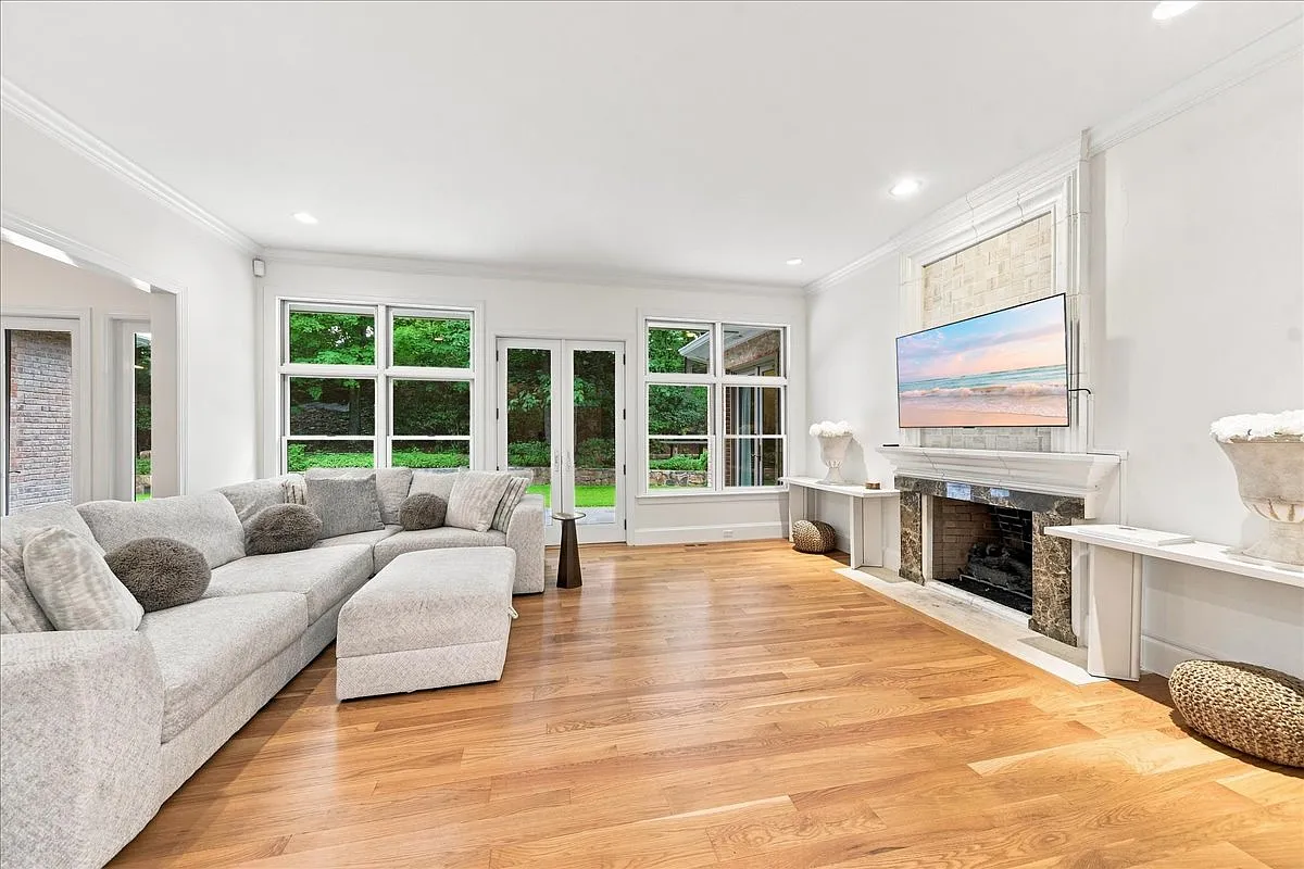 4 bed, 6077 sqft, $9,750 — Photo 4