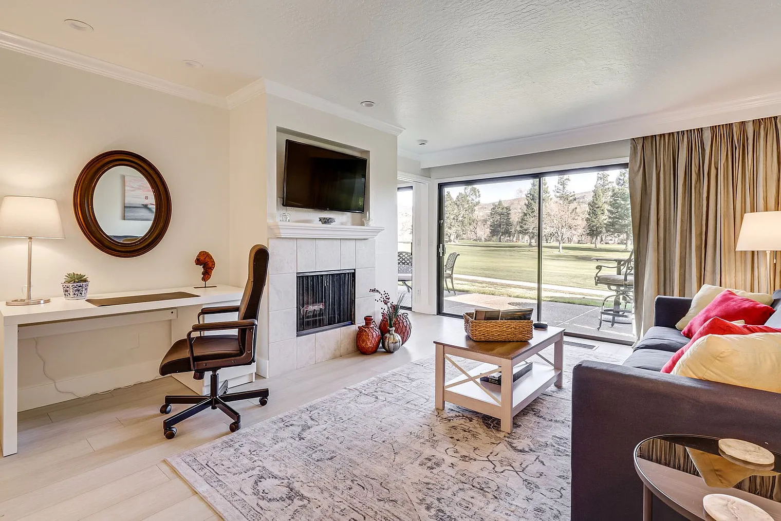 1 bed, 1.0 bath, 742 sqft, $4,580 — Photo 3