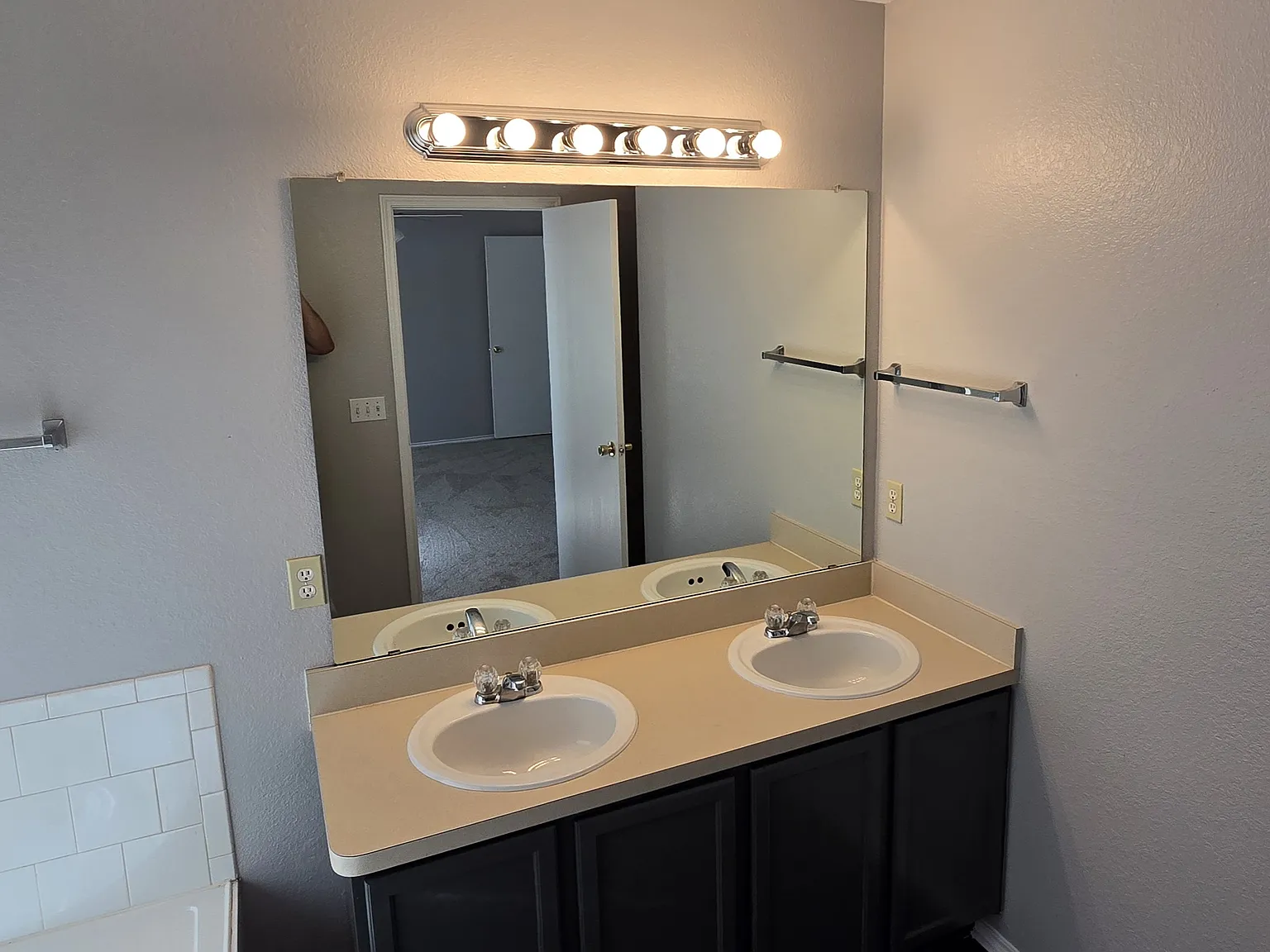 4 bed, 1876 sqft, $2,300 — Photo 4