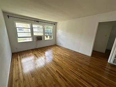 Silverlake Garden Apartments — Photo 29