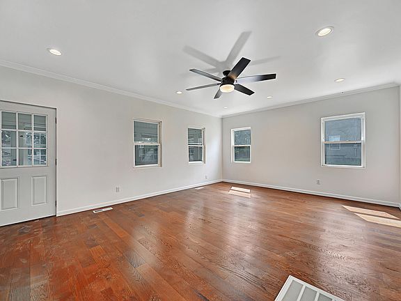 4th image of 833 Poplar St