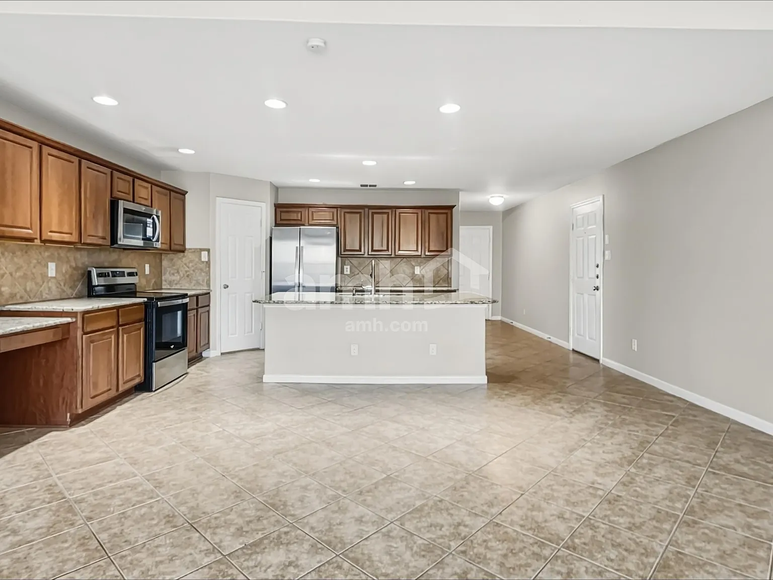 4 bed, 2.5 bath, 2548 sqft, $1,975 — Photo 4