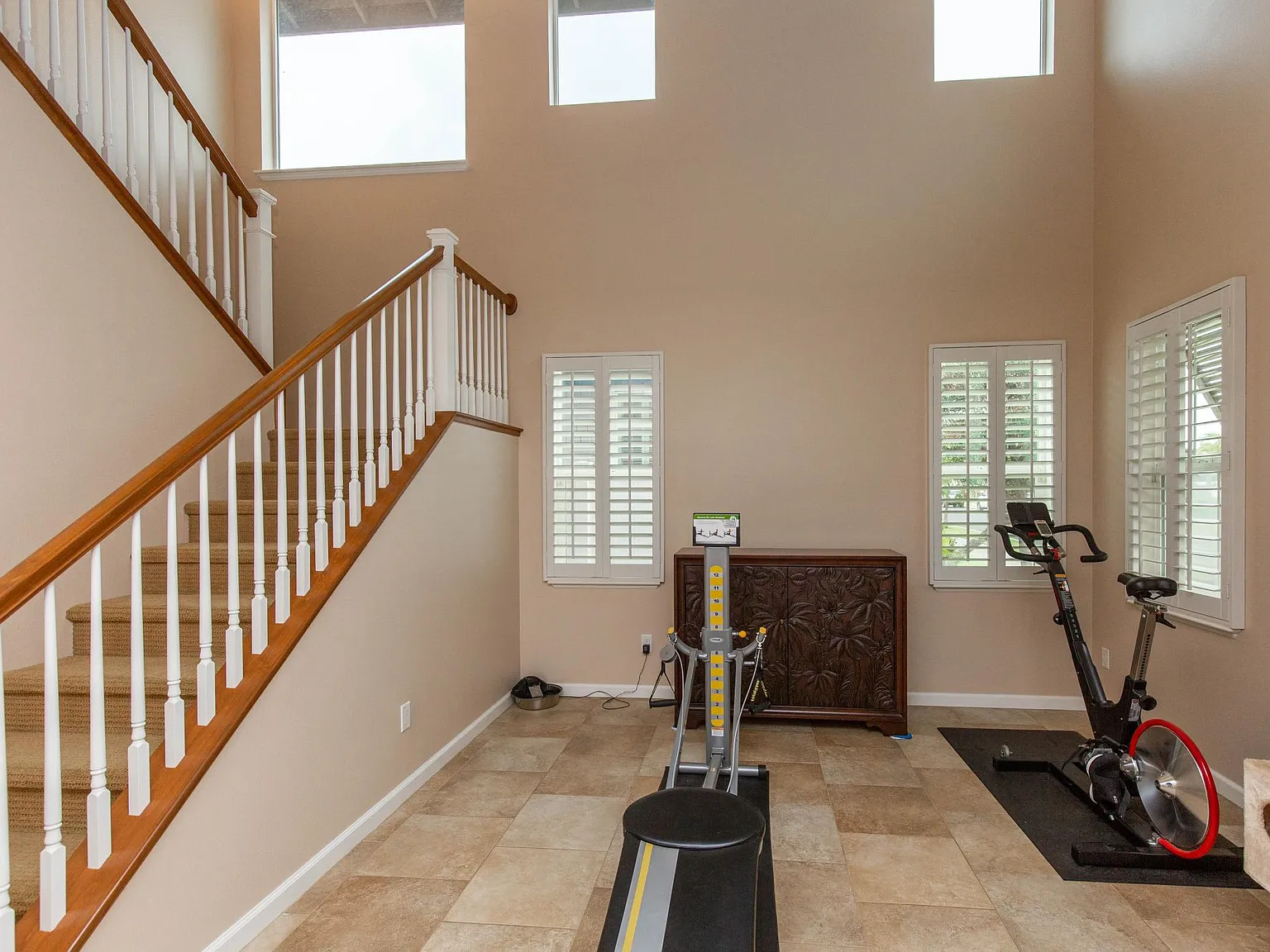 4 bed, 2461 sqft, $5,200 — Photo 2
